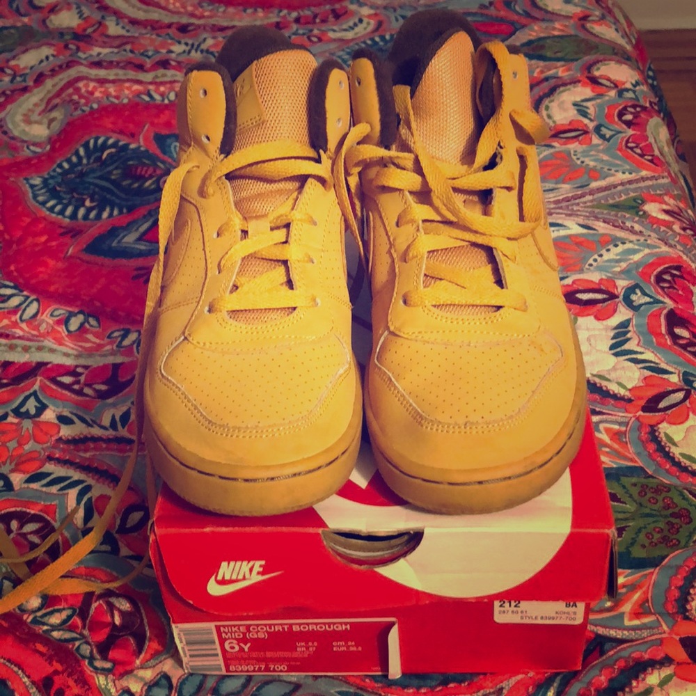 NIKE